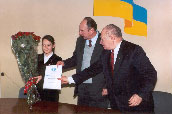 Диплом самого юного гроссмейтера планеты Екатерине Лагно вручают мер г.Краматорска Виктор Кривошеев и Вениамин Амитан. г.Краматорск - 2003.