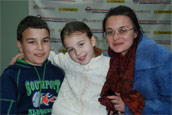 Счастливый победитель юношеского турнира Павел Воронцов (г.Киев) с мамой и сестрой  